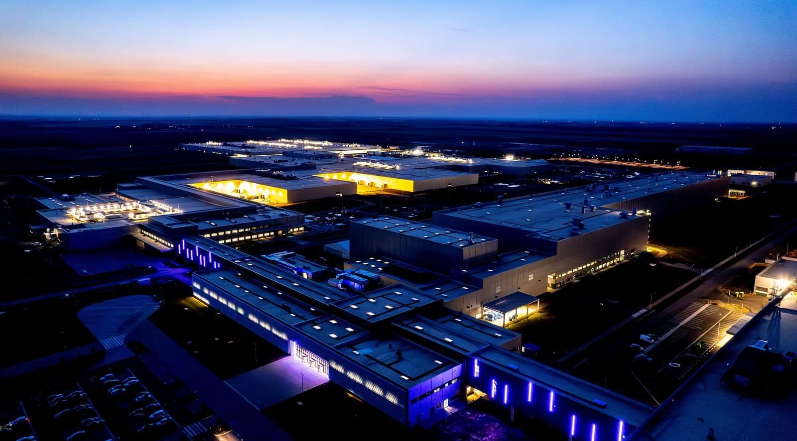 OS PRIMEIROS VEÍCULOS DE TESTES DA NEUE KLASSE SAEM DA LINHA DE PRODUÇÃO DA PLANTA HÚNGARA DO GRUPO BMW EM DEBRECEN, foto 3