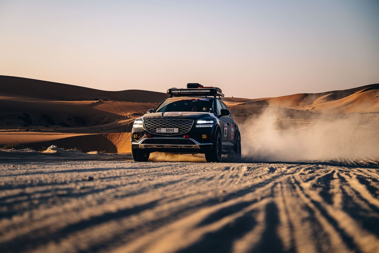 GENESIS PRESTA HOMENAGEM A JACKY ICKX NO DAKAR 2025, foto 1