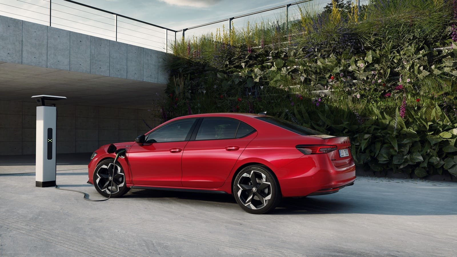 NOVO SKODA SUPERB HATCH: MOTOR HÍBRIDO PLUG-IN DISPONÍVEL EM BREVE, foto 3