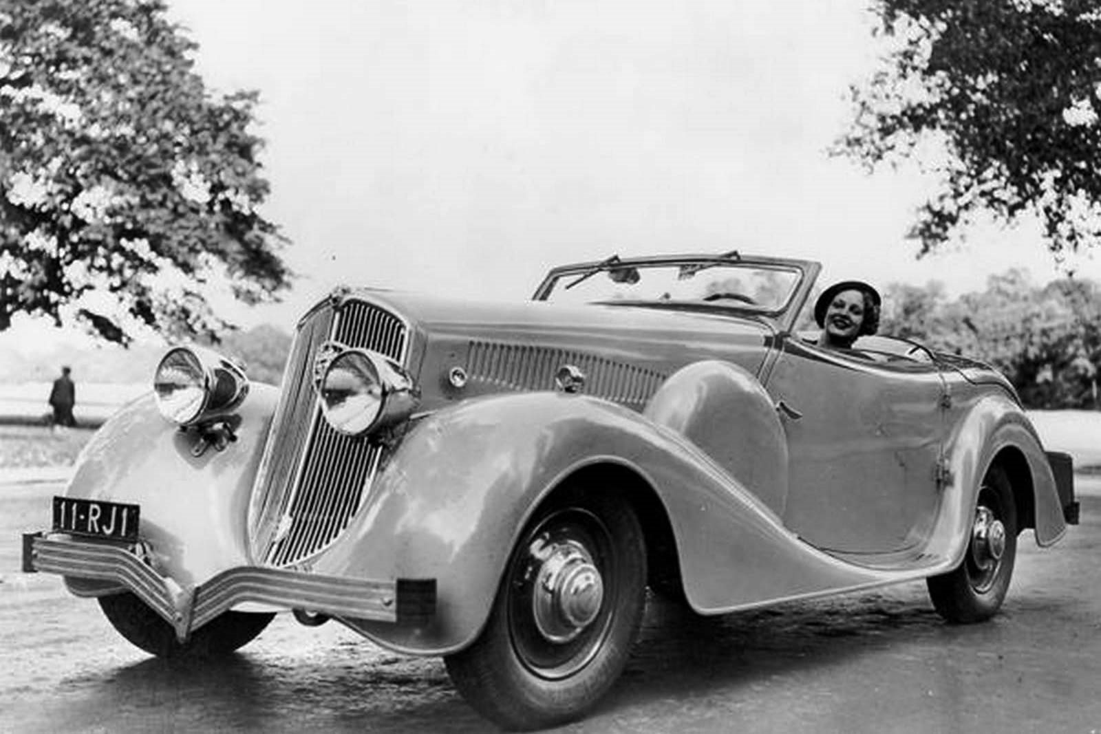 ELEGÂNCIA, ‘ALLURE’ E INOVAÇÃO: O PEUGEOT 402 COMEMORA SEU 90º ANIVERSÁRIO, foto 1
