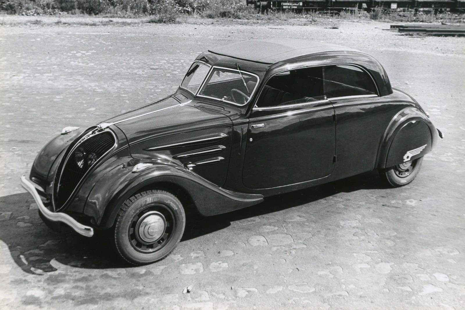 ELEGÂNCIA, ‘ALLURE’ E INOVAÇÃO: O PEUGEOT 402 COMEMORA SEU 90º ANIVERSÁRIO, foto 2