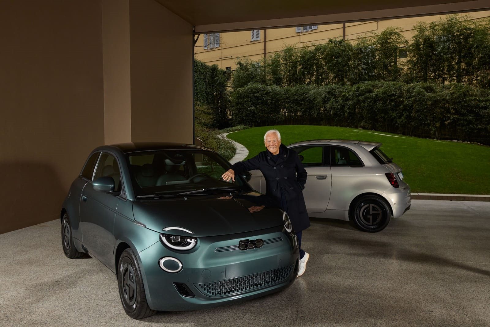 FIAT ENTREGA OS DOIS PRIMEIROS 500e GIORGIO ARMANI COLLECTOR’S EDITION A GIORGIO ARMANI NA ABERTURA DA SEMANA DA MODA DE MILÃO DE 2025, foto 1