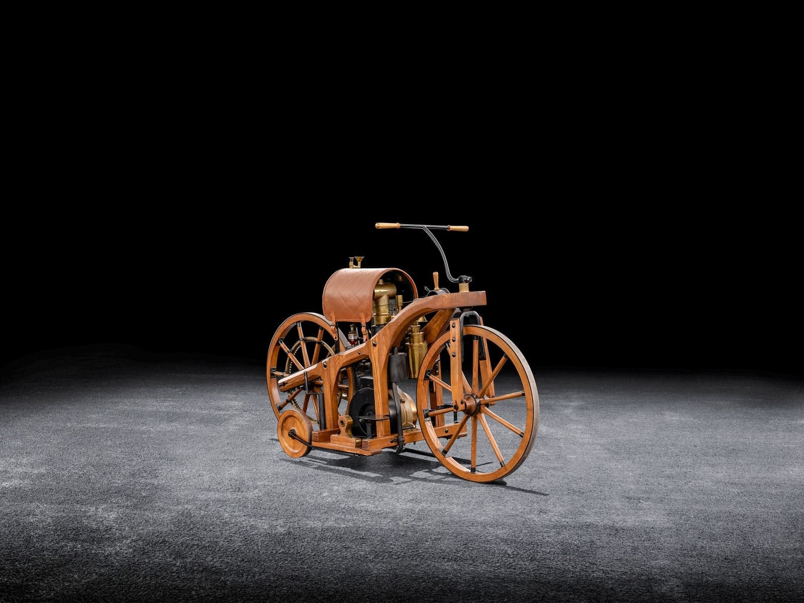 EM MEMÓRIA DE GOTTLIEB DAIMLER: VISIONÁRIO DA NOVA ERA DA MOBILIDADE, foto 3