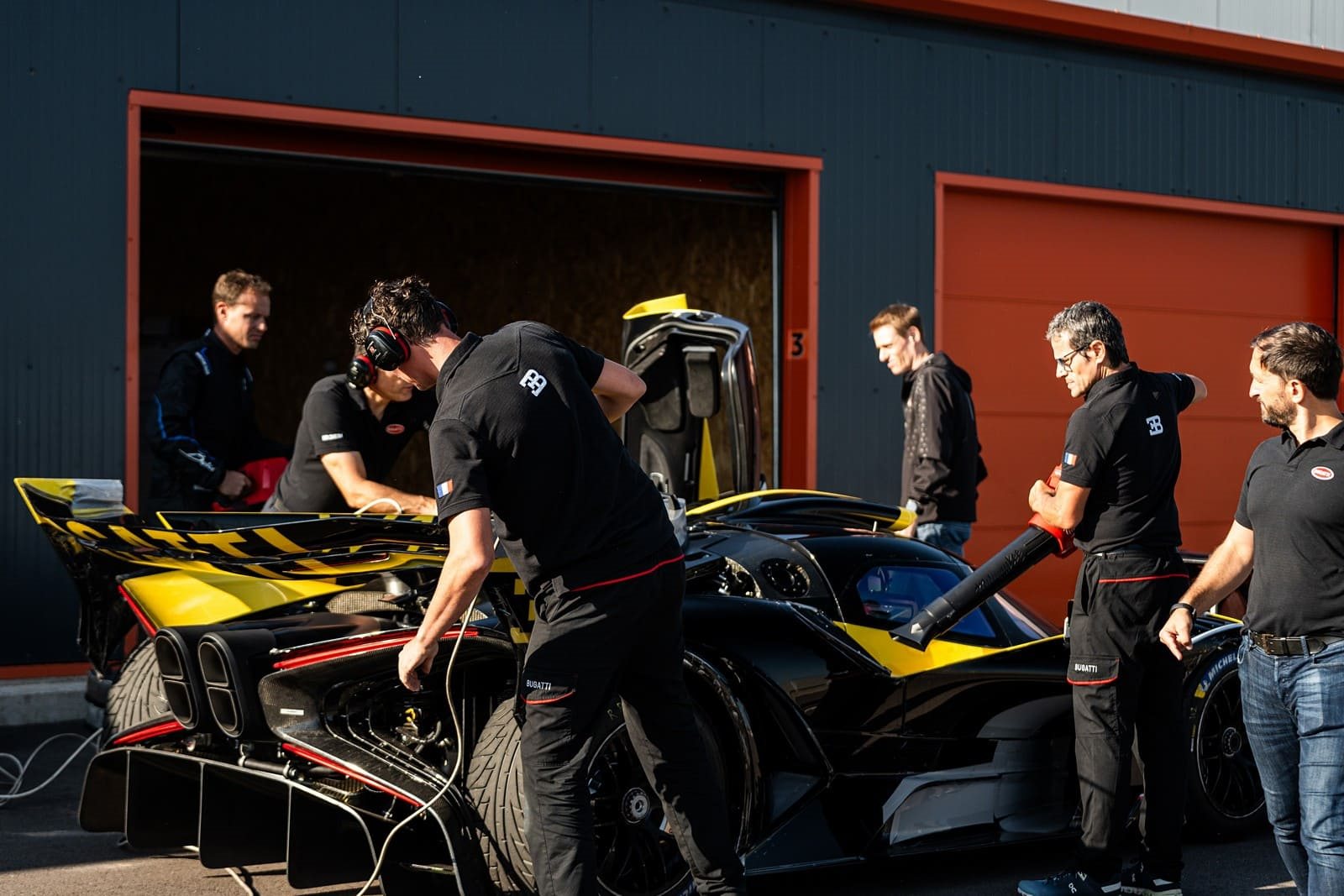 PERFEIÇÃO AOS EXTREMOS: O METICULOSO SHAKEDOWN FINAL DO BUGATTI BOLIDE, foto 3