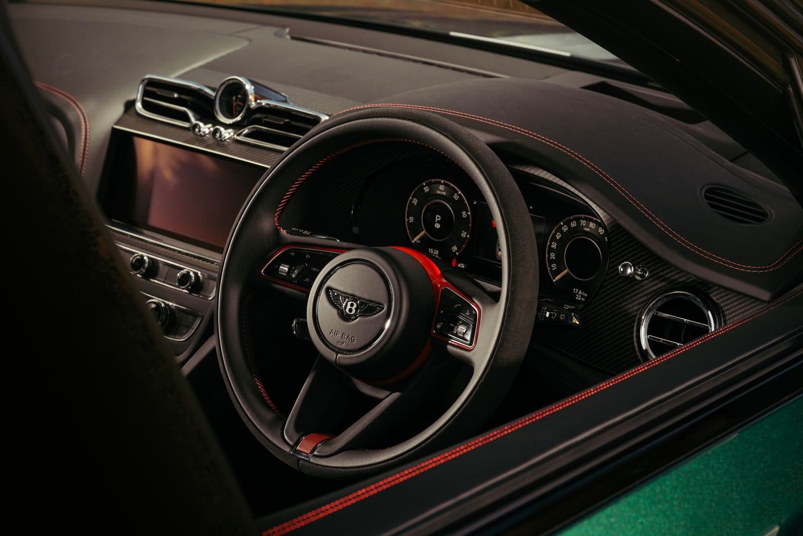 COLECIONADOR DA LINHA BENTLEY RECEBE ENTREGA DE UM LE MANS BENTAYGA SOB MEDIDA PARA COMPLETAR UM ESTÁBULO ÚNICO, foto 13