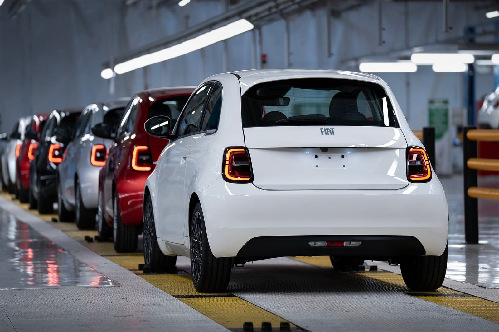 FIAT FABRICA AS PRIMEIRAS UNIDADES DE PRÉ-PRODUÇÃO DO NOVO 500 HYBRID NA FÁBRICA DE MIRAFIORI, EM TURIN, foto 3