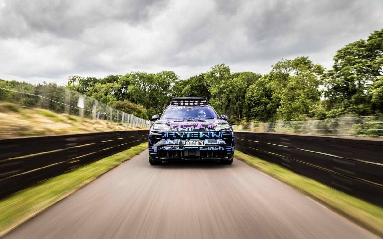 PORSCHE CAYENNE ELECTRIC QUEBRA RECORDES E DEMONSTRA SEU DESEMPENHO E CAPACIDADE DE REBOQUE, foto 4