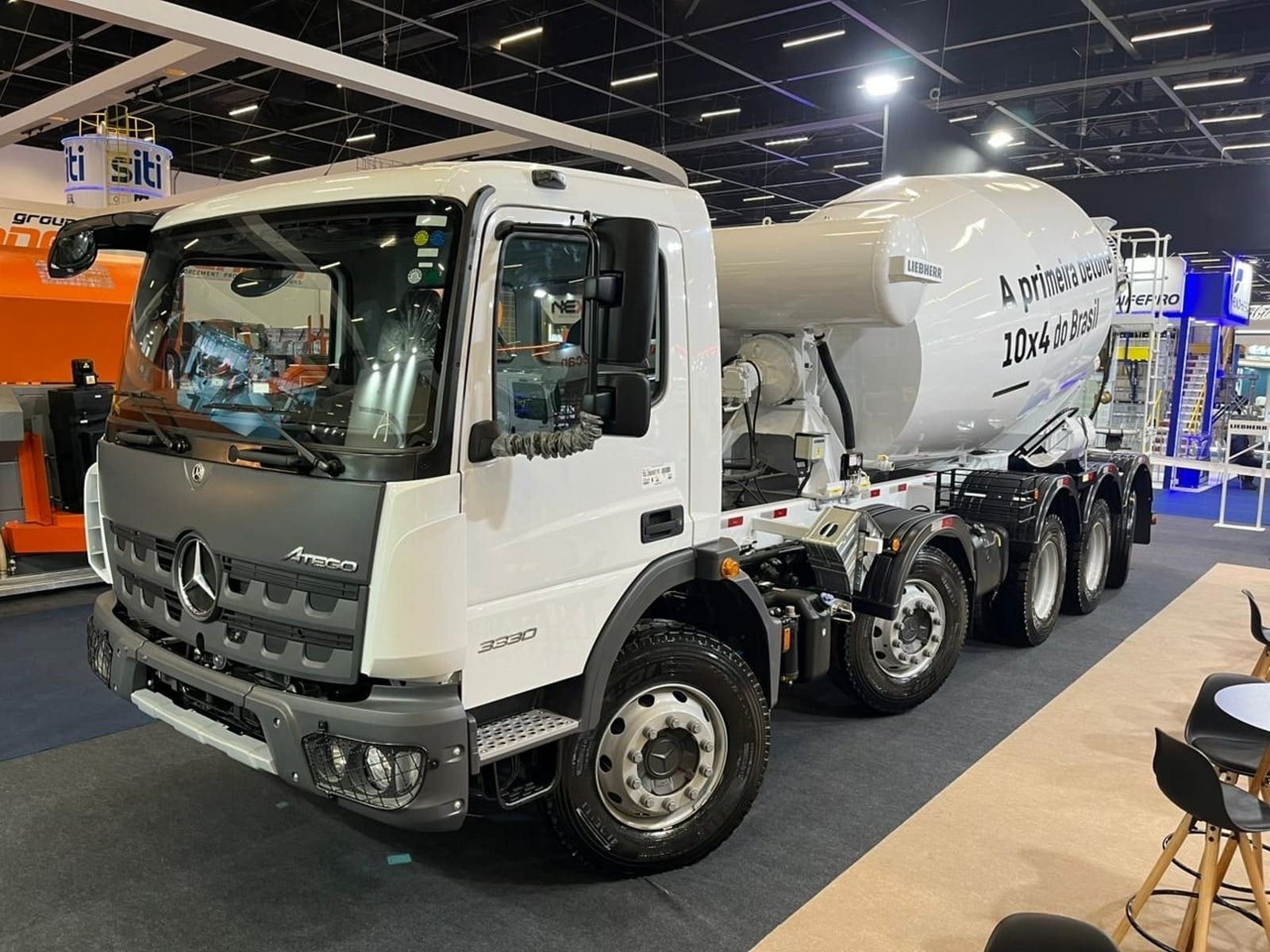 MERCEDES-BENZ ATEGO 3330 É O PRIMEIRO CAMINHÃO BETONEIRA 10X4 DO BRASIL, foto 1