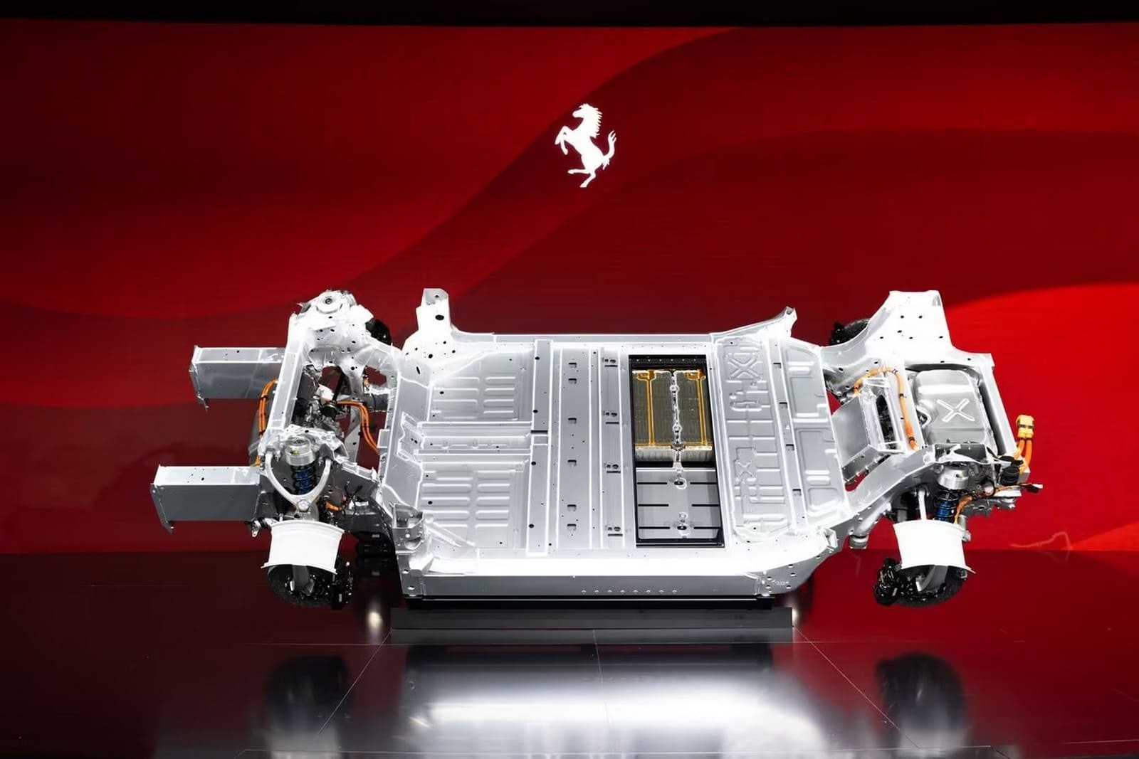 FERRARI ELÉTTRICA: O RUGIDO SILENCIOSO DO CAVALLINO RAMPANTE CHEGA EM 2026 COM MAIS DE 1.000 CV, foto 1