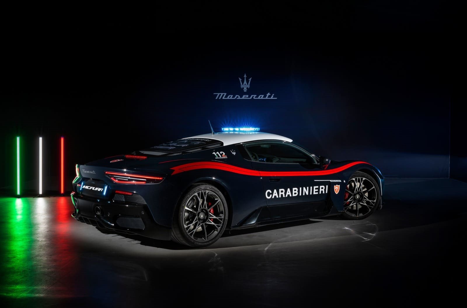 SUPERESPORTIVOS ITALIANOS PARA MISSÕES DE VIDA OU MORTE: STELLANTIS ENTREGA VEÍCULOS PARA OS CARABINIERI, foto 1