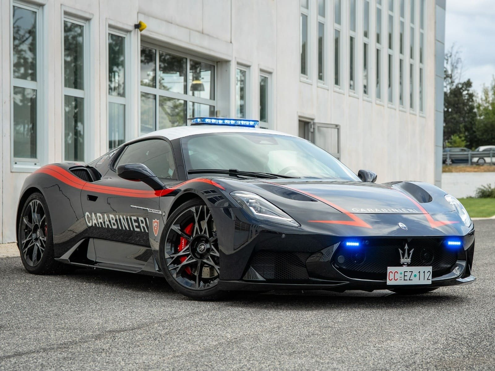 SUPERESPORTIVOS ITALIANOS PARA MISSÕES DE VIDA OU MORTE: STELLANTIS ENTREGA VEÍCULOS PARA OS CARABINIERI, foto 16