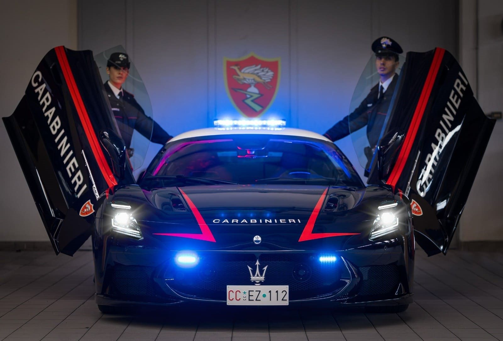 SUPERESPORTIVOS ITALIANOS PARA MISSÕES DE VIDA OU MORTE: STELLANTIS ENTREGA VEÍCULOS PARA OS CARABINIERI, foto 17