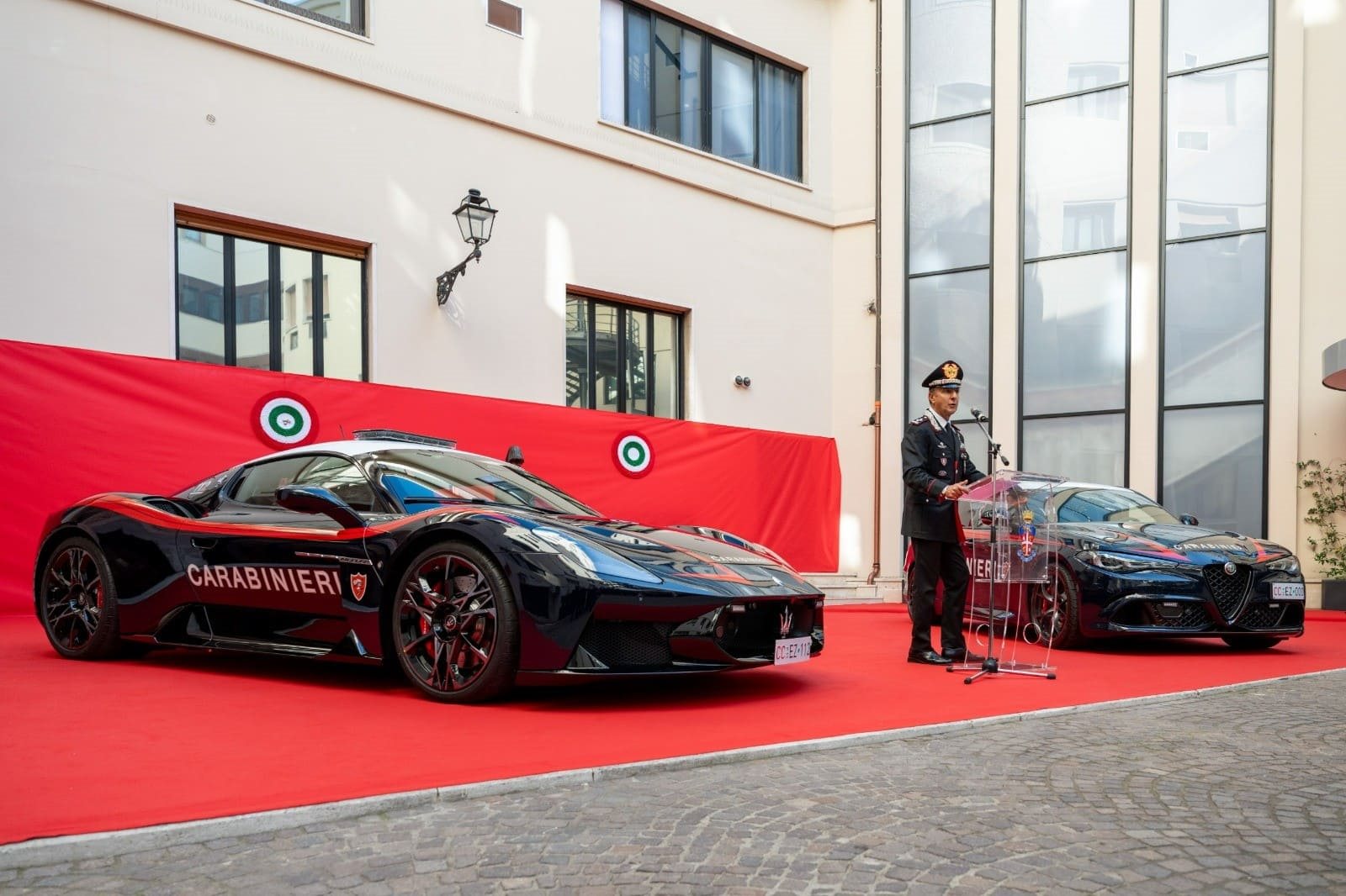 SUPERESPORTIVOS ITALIANOS PARA MISSÕES DE VIDA OU MORTE: STELLANTIS ENTREGA VEÍCULOS PARA OS CARABINIERI, foto 18