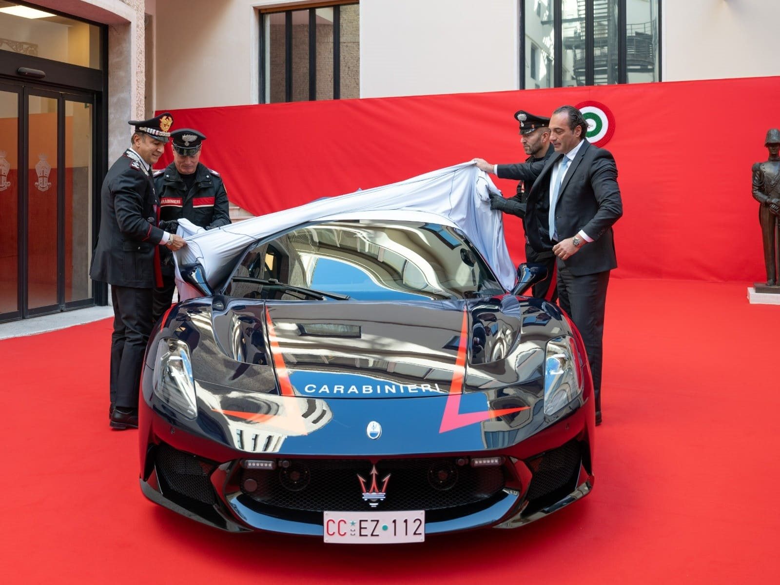 SUPERESPORTIVOS ITALIANOS PARA MISSÕES DE VIDA OU MORTE: STELLANTIS ENTREGA VEÍCULOS PARA OS CARABINIERI, foto 19
