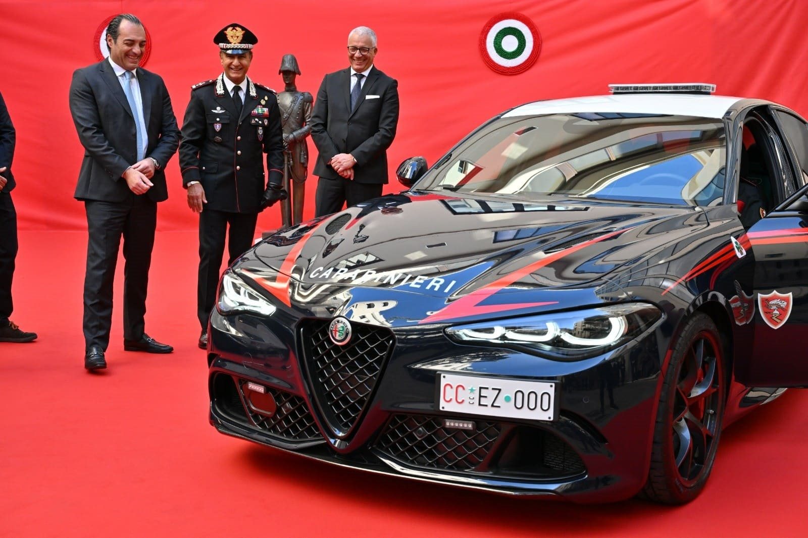 SUPERESPORTIVOS ITALIANOS PARA MISSÕES DE VIDA OU MORTE: STELLANTIS ENTREGA VEÍCULOS PARA OS CARABINIERI, foto 20