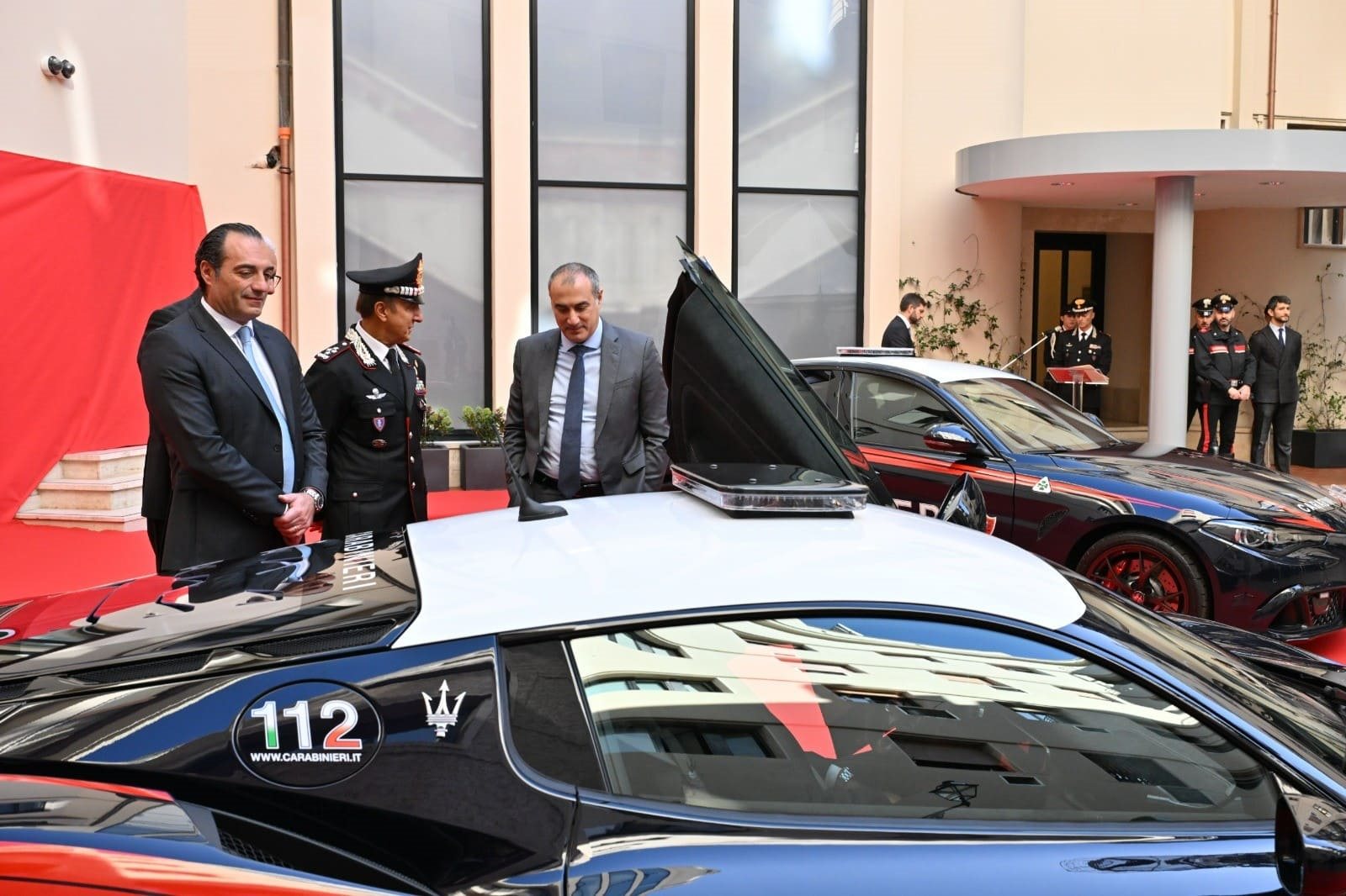 SUPERESPORTIVOS ITALIANOS PARA MISSÕES DE VIDA OU MORTE: STELLANTIS ENTREGA VEÍCULOS PARA OS CARABINIERI, foto 21