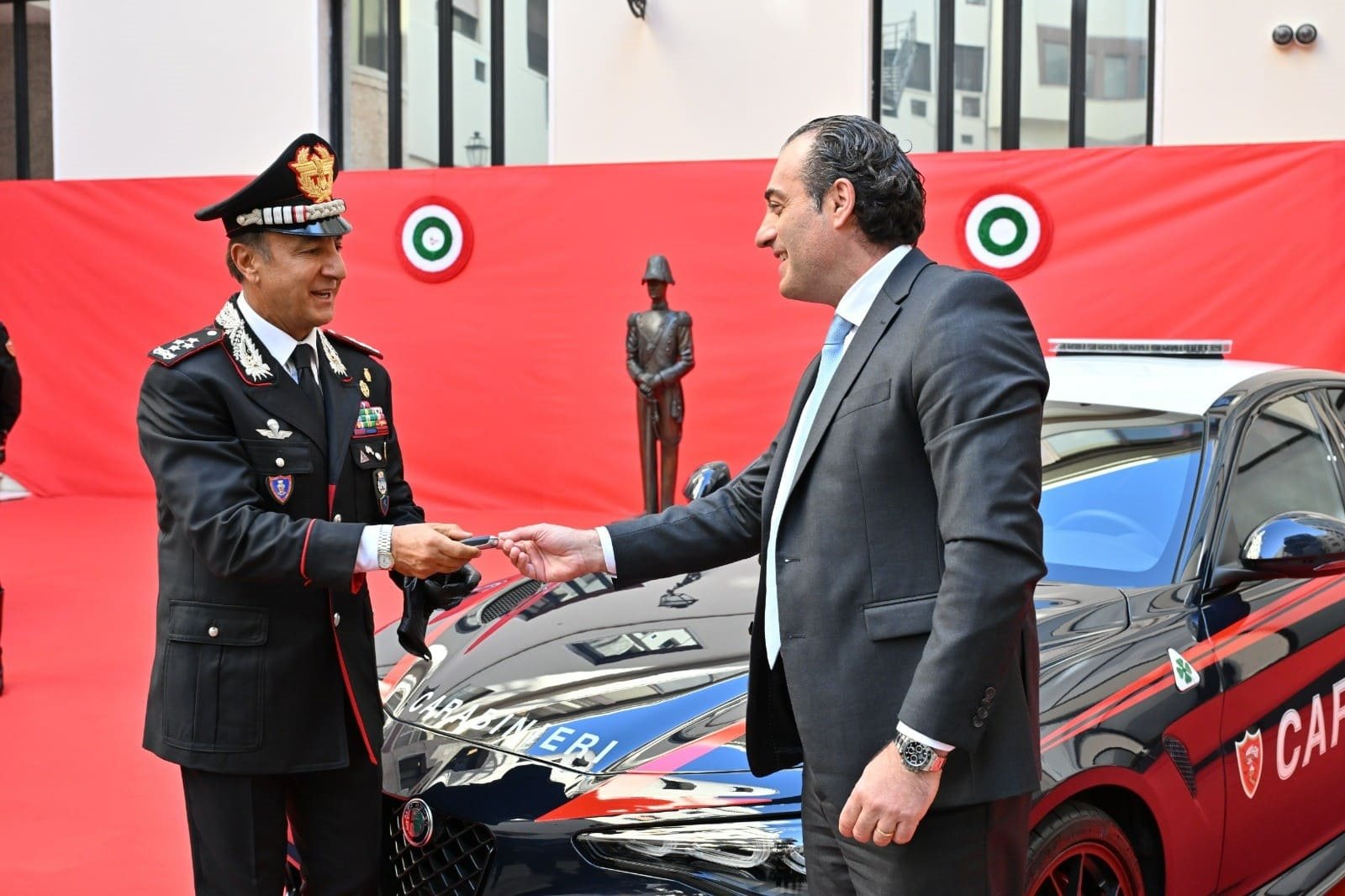 SUPERESPORTIVOS ITALIANOS PARA MISSÕES DE VIDA OU MORTE: STELLANTIS ENTREGA VEÍCULOS PARA OS CARABINIERI, foto 22