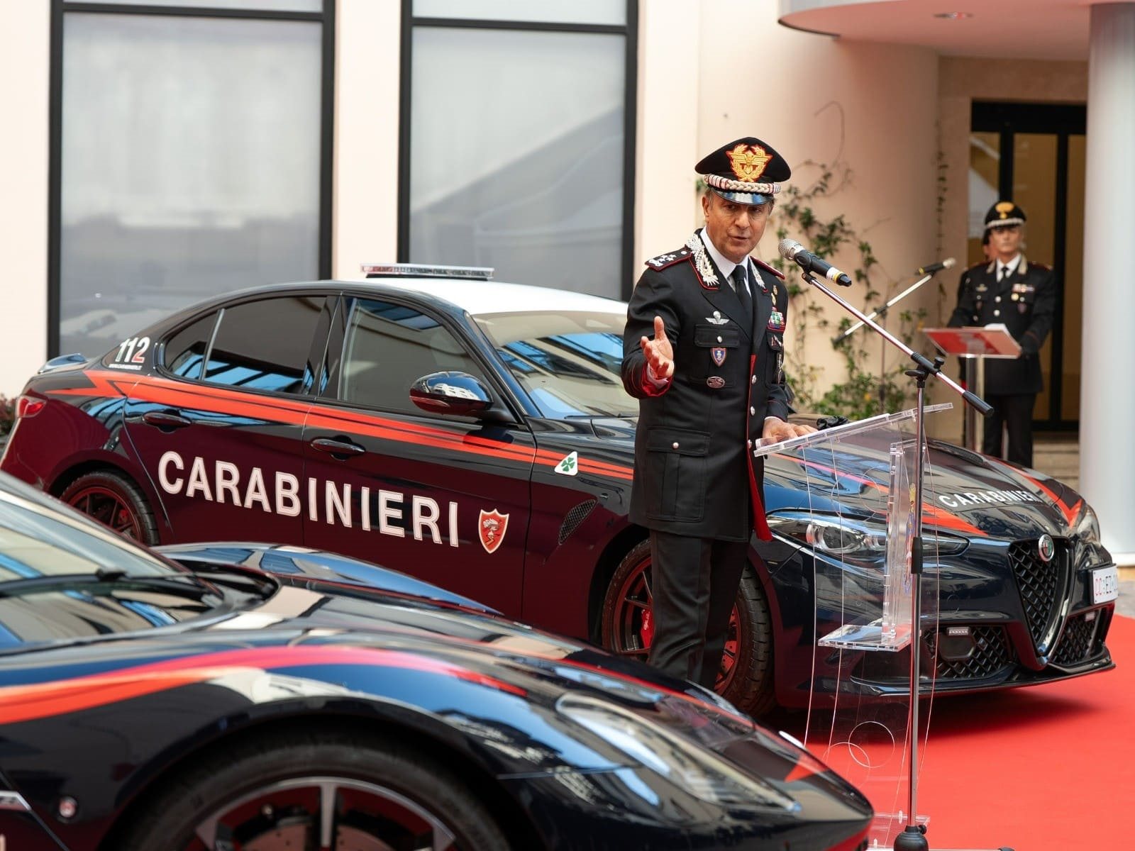 SUPERESPORTIVOS ITALIANOS PARA MISSÕES DE VIDA OU MORTE: STELLANTIS ENTREGA VEÍCULOS PARA OS CARABINIERI, foto 23