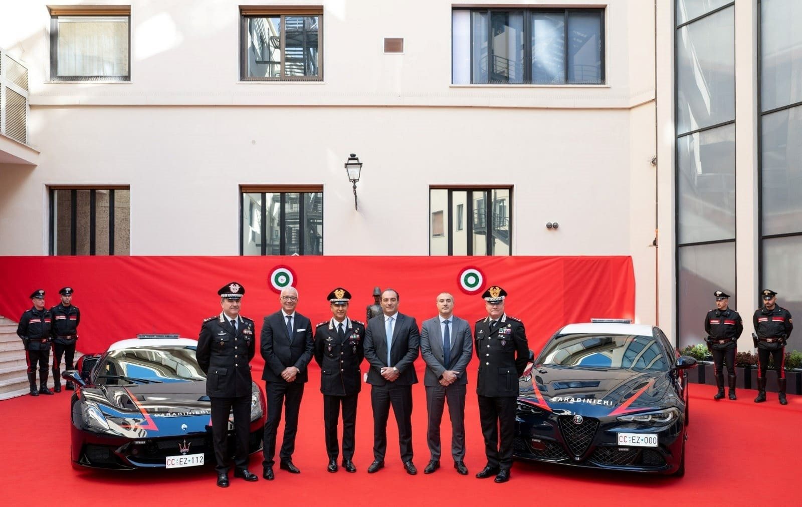 SUPERESPORTIVOS ITALIANOS PARA MISSÕES DE VIDA OU MORTE: STELLANTIS ENTREGA VEÍCULOS PARA OS CARABINIERI, foto 24