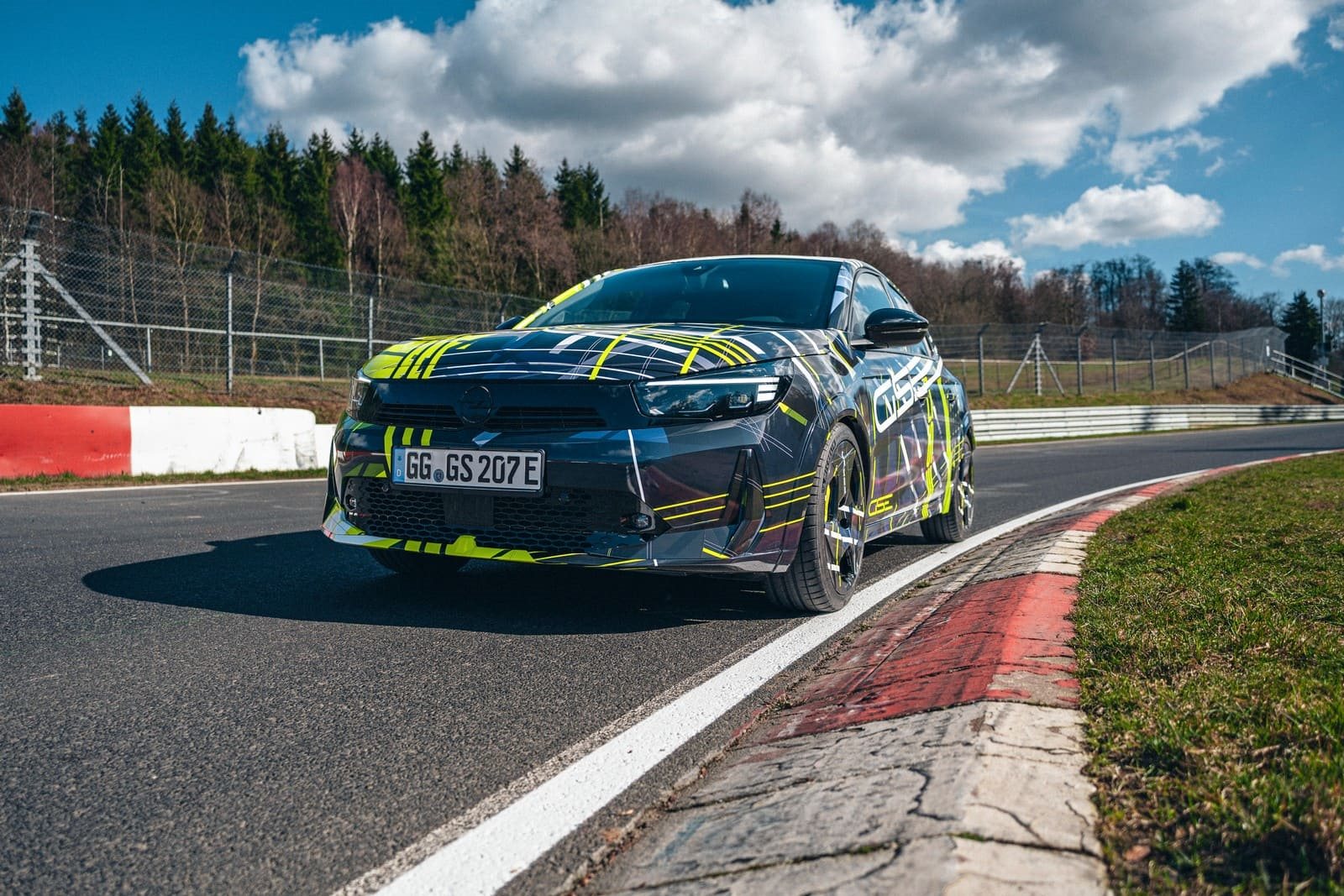 NASCIDO PARA CHAMAR A ATENÇÃO: NOVO OPEL CORSA GSE COM CAMUFLAGEM ESPORTIVA, foto 1