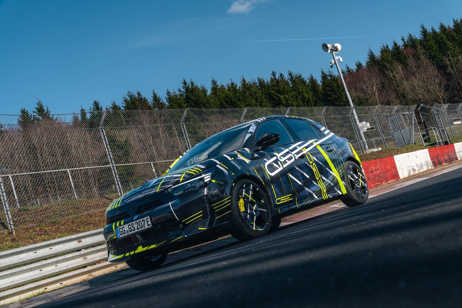NASCIDO PARA CHAMAR A ATENÇÃO: NOVO OPEL CORSA GSE COM CAMUFLAGEM ESPORTIVA, foto 3
