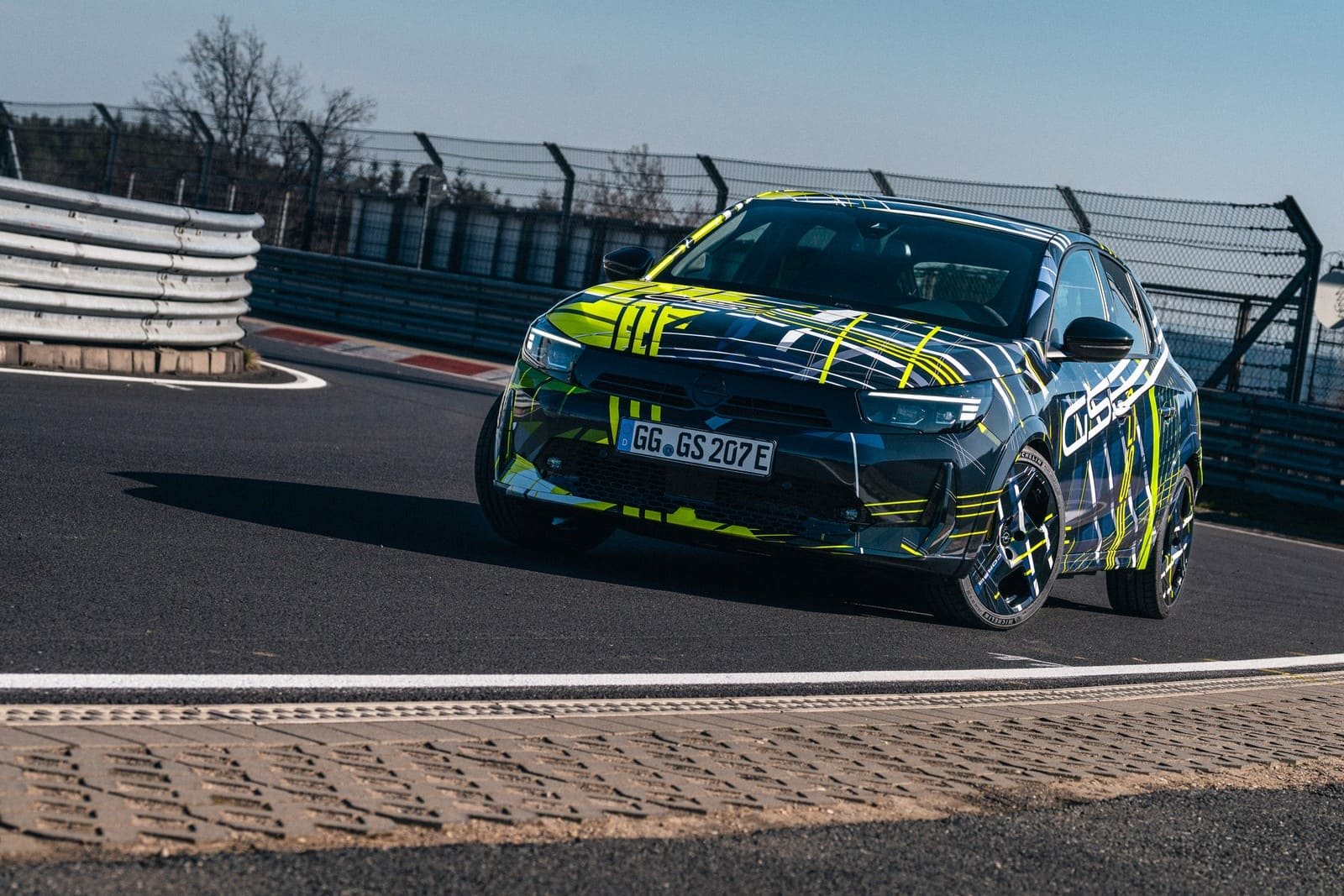 NASCIDO PARA CHAMAR A ATENÇÃO: NOVO OPEL CORSA GSE COM CAMUFLAGEM ESPORTIVA, foto 4