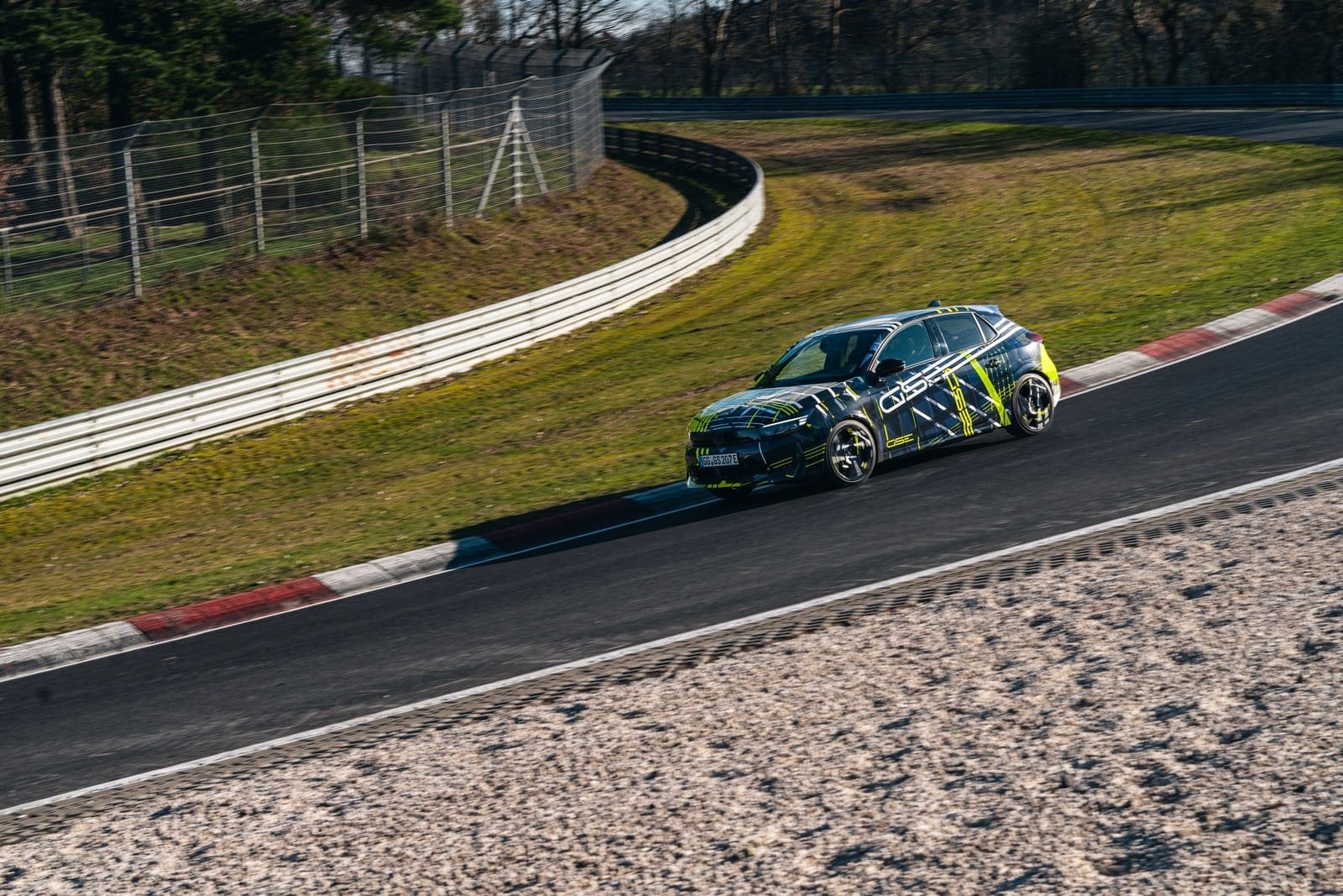NASCIDO PARA CHAMAR A ATENÇÃO: NOVO OPEL CORSA GSE COM CAMUFLAGEM ESPORTIVA, foto 9